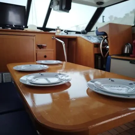Bateau Confort Au Port De