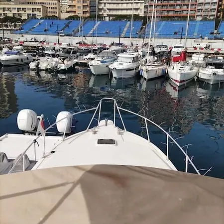 Bateau Confort Au Port De Botel
