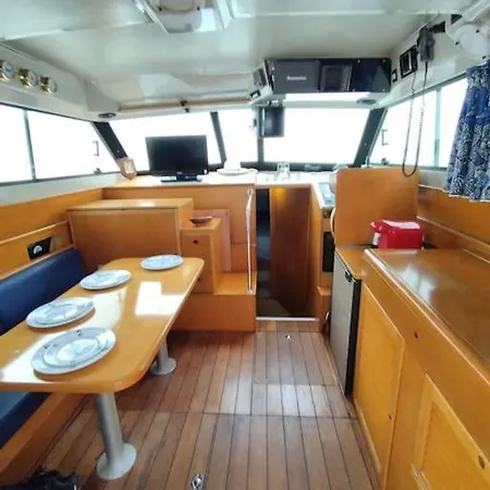 Bateau Confort Au Port De *