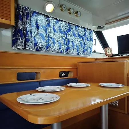 Bateau Confort Au Port De Botel